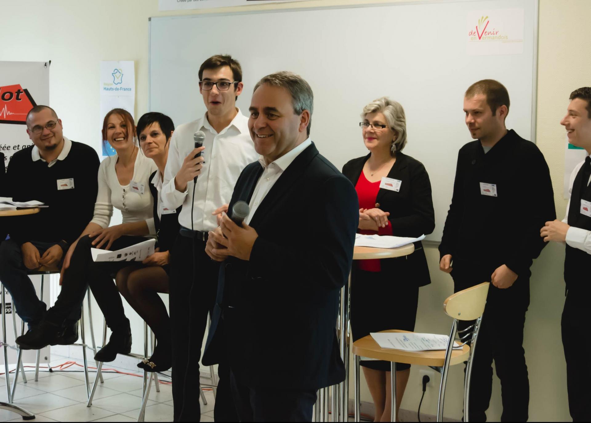 Xavier Bertrand (président des Hauts-de-France) s'entretenant avec des apprenants PAL
